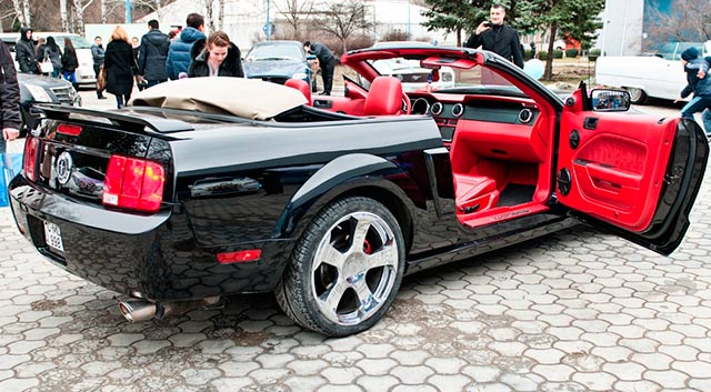 Ford Mustang Neagră - Arenda Mașini Chișinău, Moldova3