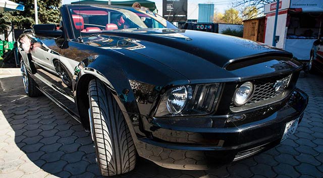 Ford Mustang Neagră - Arenda Mașini Chișinău, Moldova1