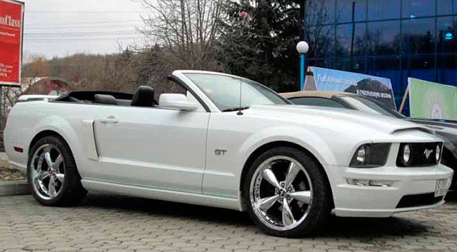 Rent Cabrio Car Chisinau - Ford Mustang White3