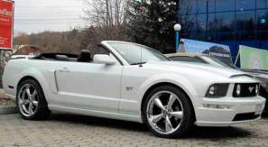 Noleggio Cabriolet in Chisinau, Moldova - Ford Mustang bianco