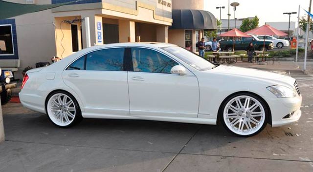 Noleggio Limousine in Chisinau, Moldova - Mercedes Benz S 221 bianco1